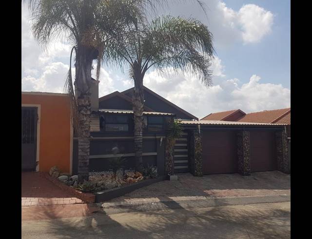 4 BEDROOM HOUSE FOR SALE IN OLIEVENHOUTBOSCH